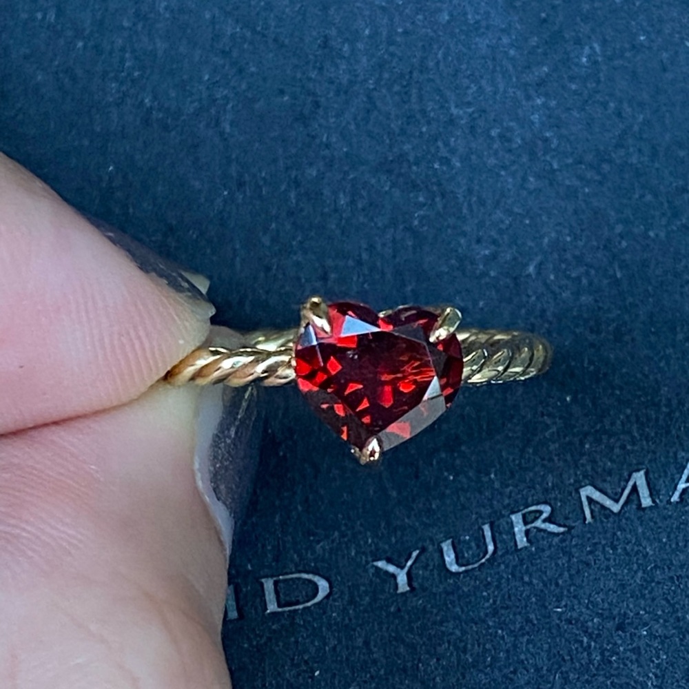 Pristine new David Yurman 18k chatelaine garnet heart ring 8mm. Size 8